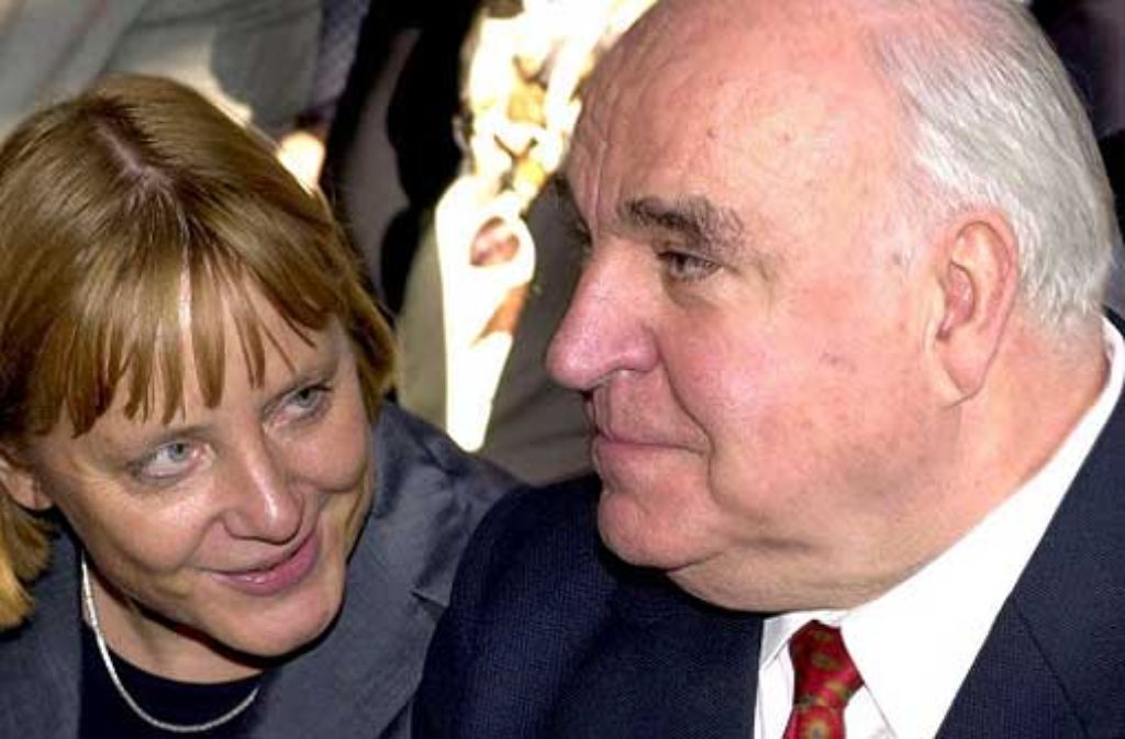 Angela Merkel (CDU) und ihr politischer Ziehvater Helmut Kohl bei einer Feierlichkeit im Jahr 2000...
