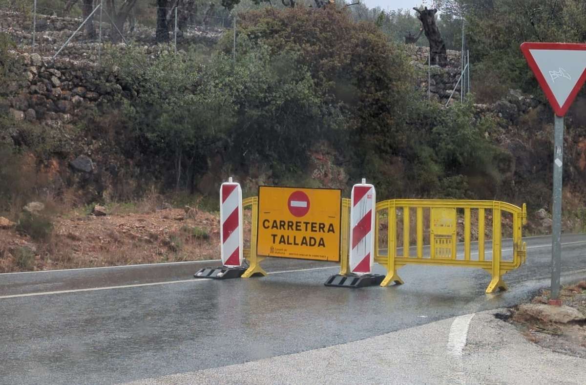 Durchfahrt wegen Überflutung verboten.