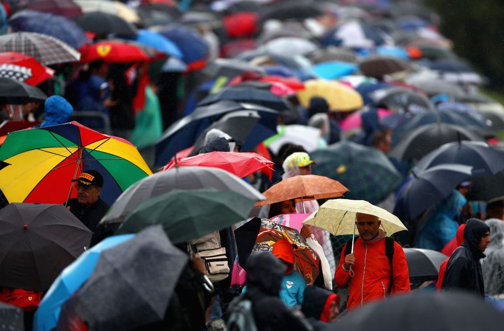 Die Formel 1-Fans im Königlichen Park harrten unter ihren Schirmen jedoch geduldig aus.