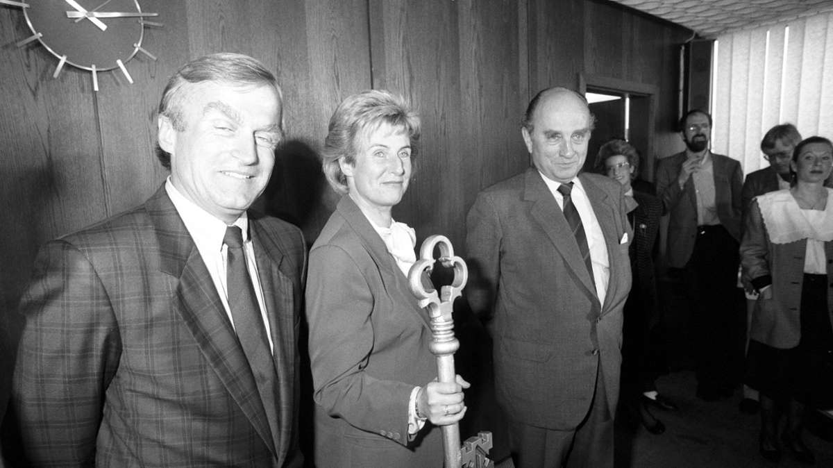 1988, von links: Bundeswirtschaftsminister Helmut Haussmann, die Senatorin für Jugend und Familie Berlin, Cornelia Schmalz-Jacobsen, und der FDP-Bundesvorsitzende Otto Graf Lambsdorff während einer symbolischen Schlüsselübergabe