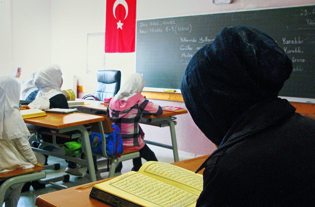 In den Koranschulen werden den angehenden Religionslehrerinnen die  arabischen  Grundbegriffe aus dem Koran erklärt. Foto: dpa