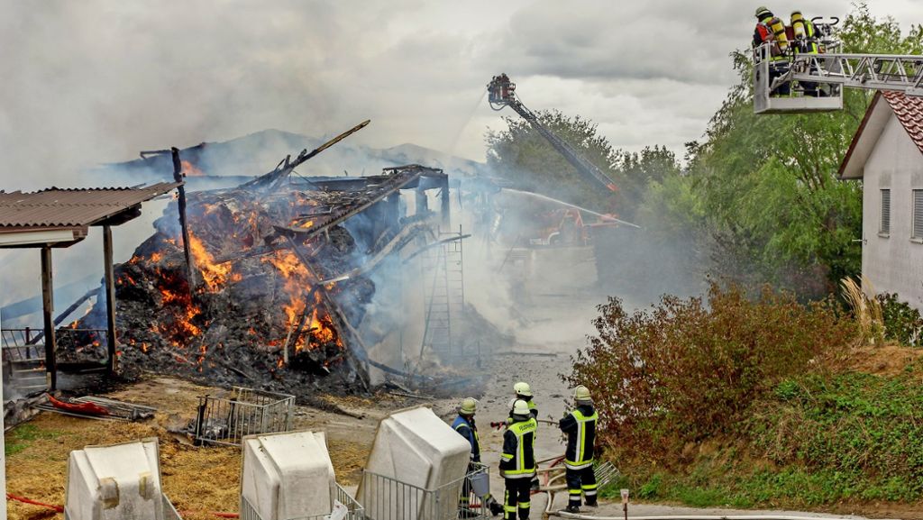 Feuer bei Leonberg: Brandwache auf Bauernhof dauert die ganze Nacht