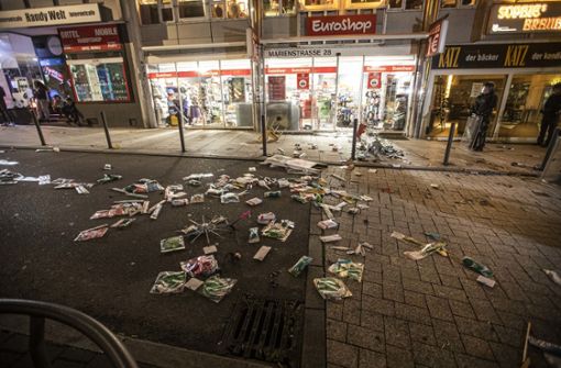 Mehrere Hundert junge Männer hatten in Stuttgart in Kleingruppen 40 Läden beschädigt und zum Teil geplündert. Foto: dpa/Simon Adomat