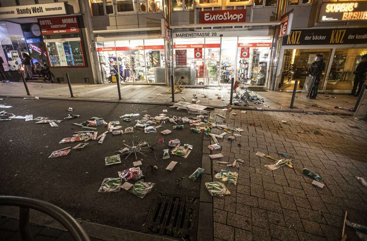 Mehrere Hundert junge Männer hatten in Stuttgart in Kleingruppen 40 Läden beschädigt und zum Teil geplündert. Foto: dpa/Simon Adomat