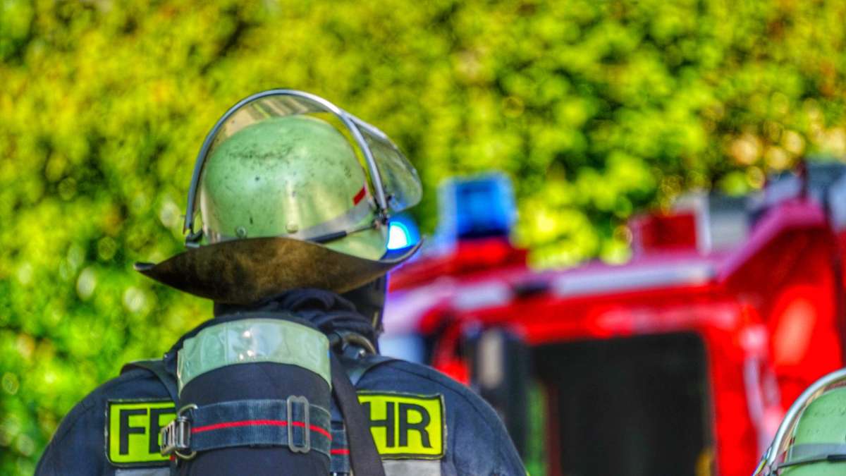 Kreis Esslingen: Feuerwehreinsatz in Aichwald - Opel Astra gerät in Brand