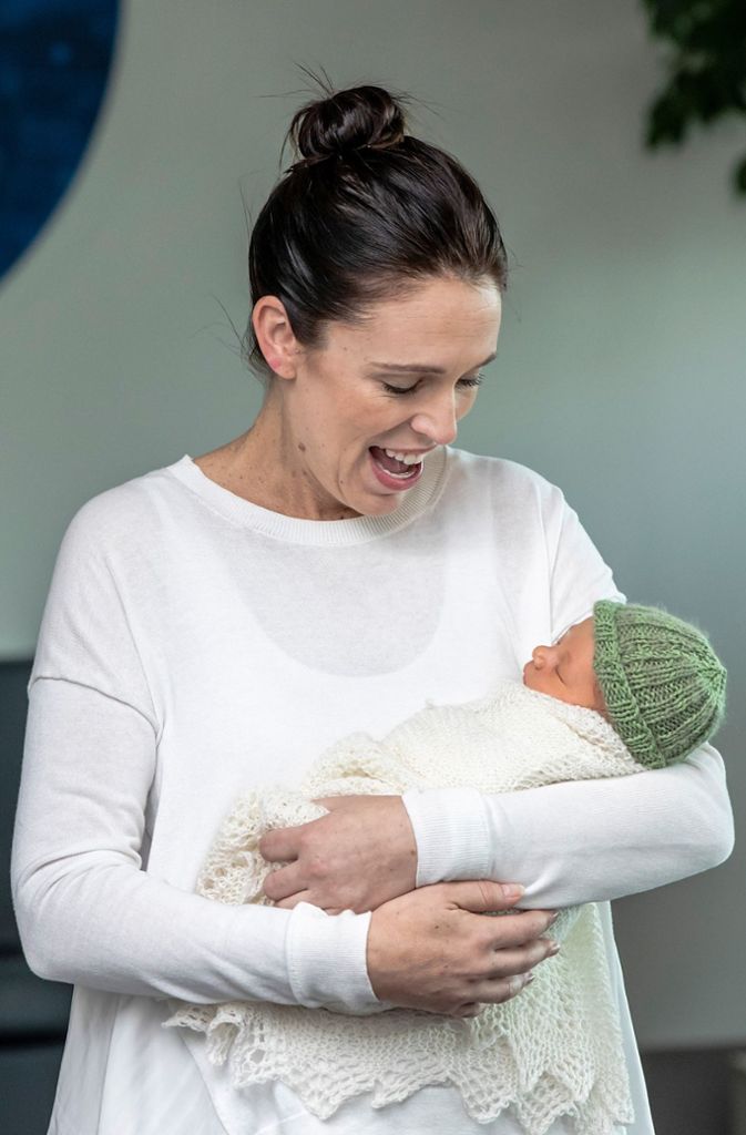 Jacinda Ardern zeigt ihre neu geborene Tochter, die am 21. Juni zur Welt gekommen ist.