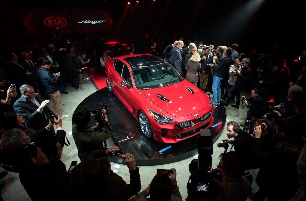 Kia Motors stellt am den 2018 Kia Stinger während der North American International Auto Show in Detroit vor.