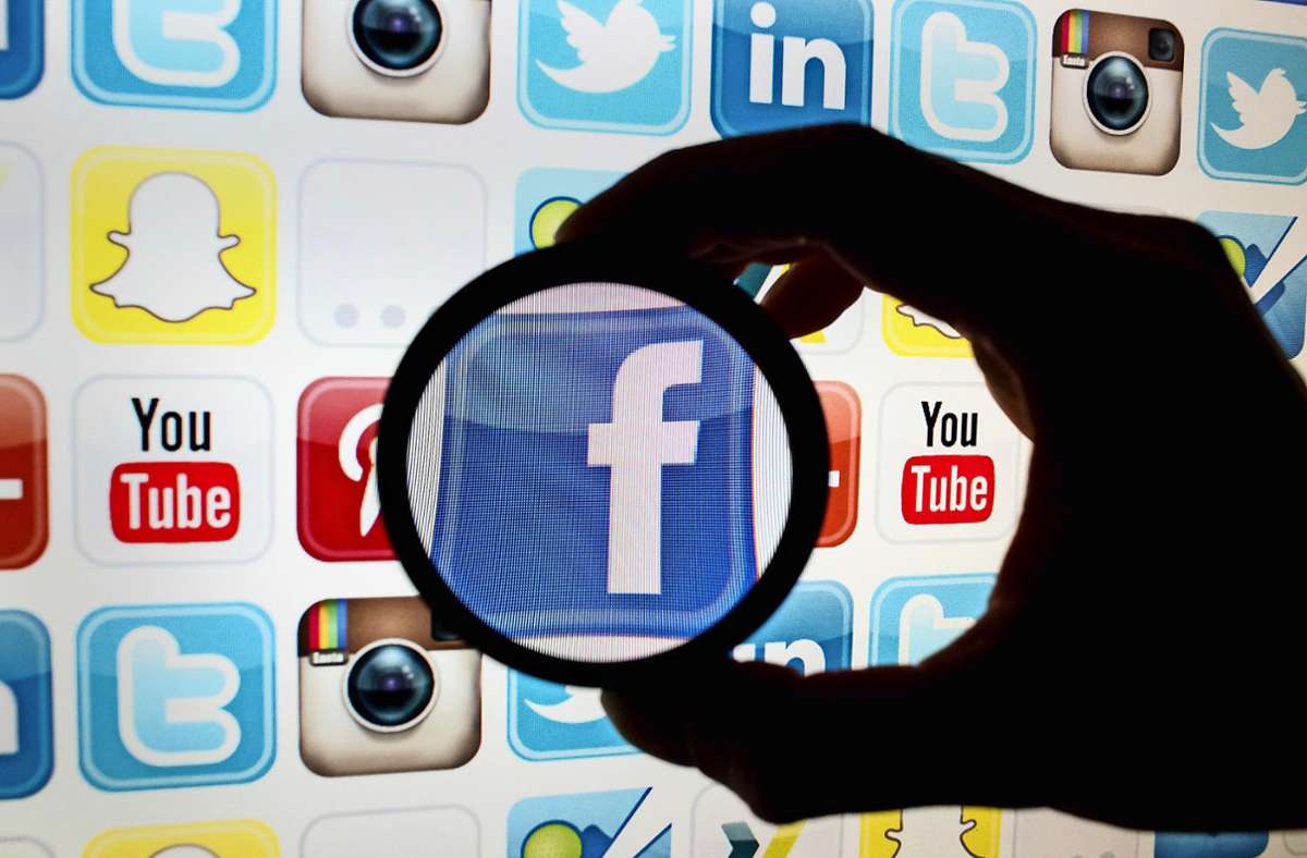 Zunehmend werden soziale Medien wie Facebook und Twitter auch als Nachrichtenquelle genutzt. Foto: dpa/Tobias Hase