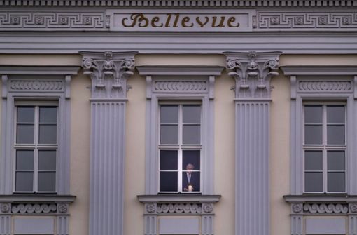 Das Schloss, am Fenster ist Bundespräsident Frank-Walter Steinmeier zu sehen. Foto: epd/Rolf Zoellner