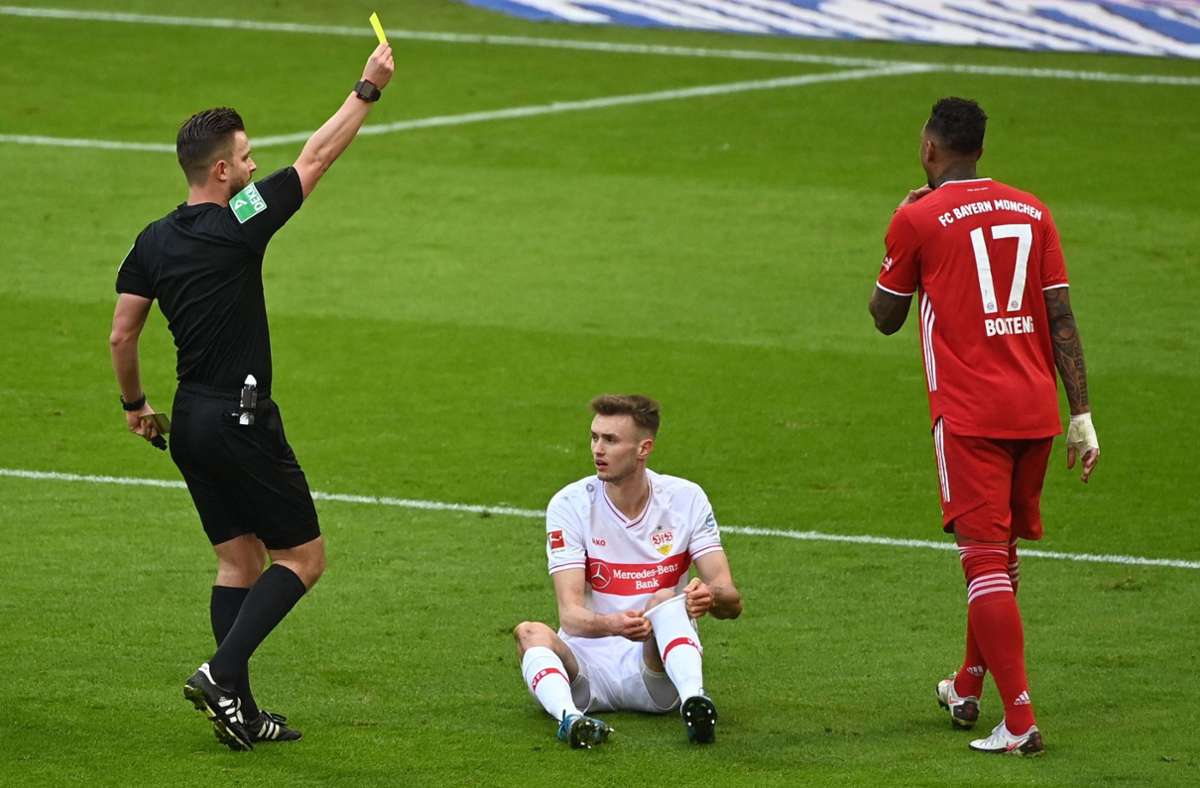 Bayerns Abwehrspieler Jerome Boateng bekommt für ein Foul an Kalajdžić die Gelbe Karte – seine fünfte in der laufenden Saison.