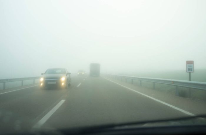 Erfahren Sie, ob Nebelscheinwerfer im Straßenverkehr Pflicht sind und welches Licht Sie bei Nebel benutzen müssen.
