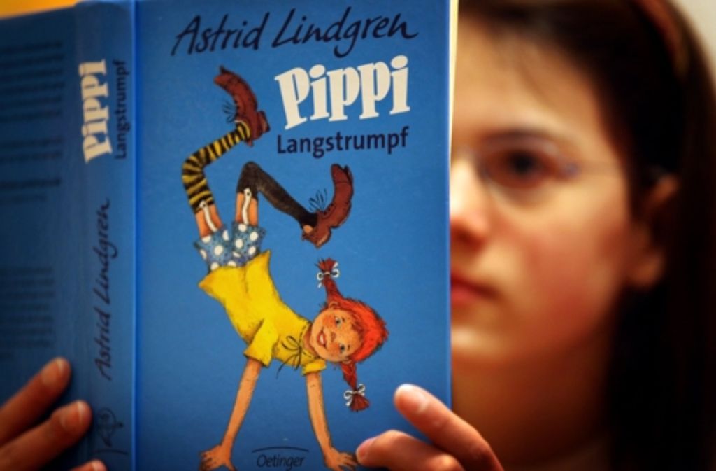 Pippi Langstrumpf mit ihrem Markenzeichen: rote Zöpfe. Sie steht gerne mal Kopf. Seit 70 Jahren bringt sie nun schon Jung und Alt zum Schmunzeln. Foto: dpa