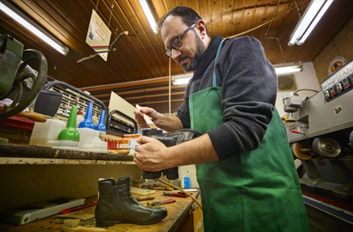 Der gelernte Schuhmacher Daniele Di Gaetano erneuert Absätze. Der 45-Jährige  hat seine Werkstatt in Schmiden vor Kurzem neu eröffnet. Foto: Gottfried Stoppel