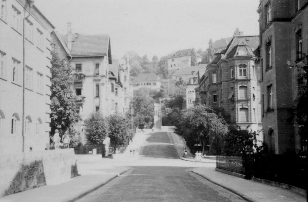 1912 zog die Familie Bauer von der Seestraße 59 in die nahe gelegene Wiederholdstraße 10. Die Häuserzeile rechts (mit dem Wohnhaus der Familie), existiert nicht mehr.