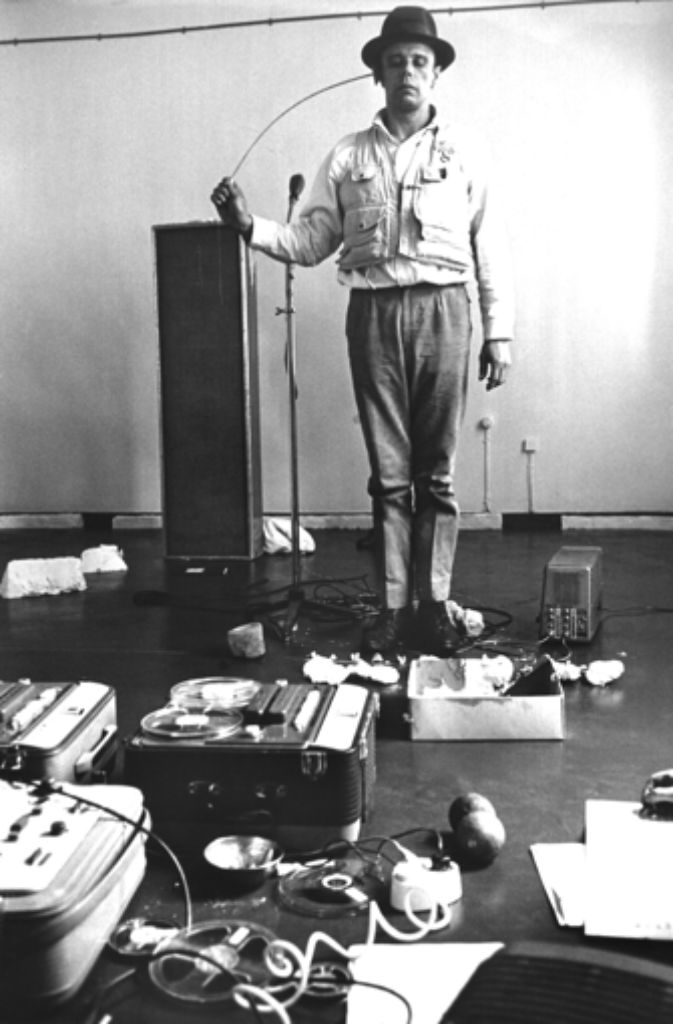 1986 wurde Beuys’ „Fettecke“ in der Düsseldorfer Kunstakademie vom Hausmeister weggeputzt. Beuys hatte vier Jahre zuvor in der Kunstakademie fünf Kilogramm Butter an die Decke gehängt (das Foto zeigt nicht die „Fettecke“, sondern den „Fettraum“, der 1967 in Darmstadt entstand).