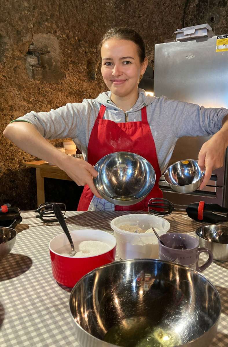Alina Martemianova ist leidenschaftliche Hobbybäckerin und gibt ihr Wissen an Touristen weiter. Mit den Kochkursen finanziert sich die 30-jährige Russin ihr Gesangsstudium.