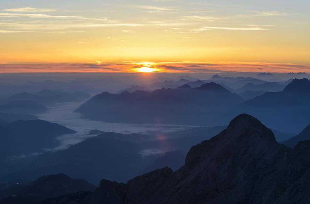 Und damit wird man für Strapazen des Aufstiegs belohnt: Sonnenuntergang auf der Zugspitze.