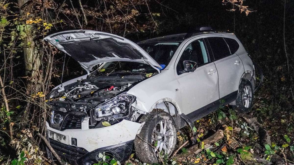  In Esslingen-Zell ereignete sich am Donnerstagabend ein Unfall: Ein Geländewagen war von der Fahrbahn abgekommen und anschließend einen 30 Meter langen Waldabhang hinuntergefahren. 