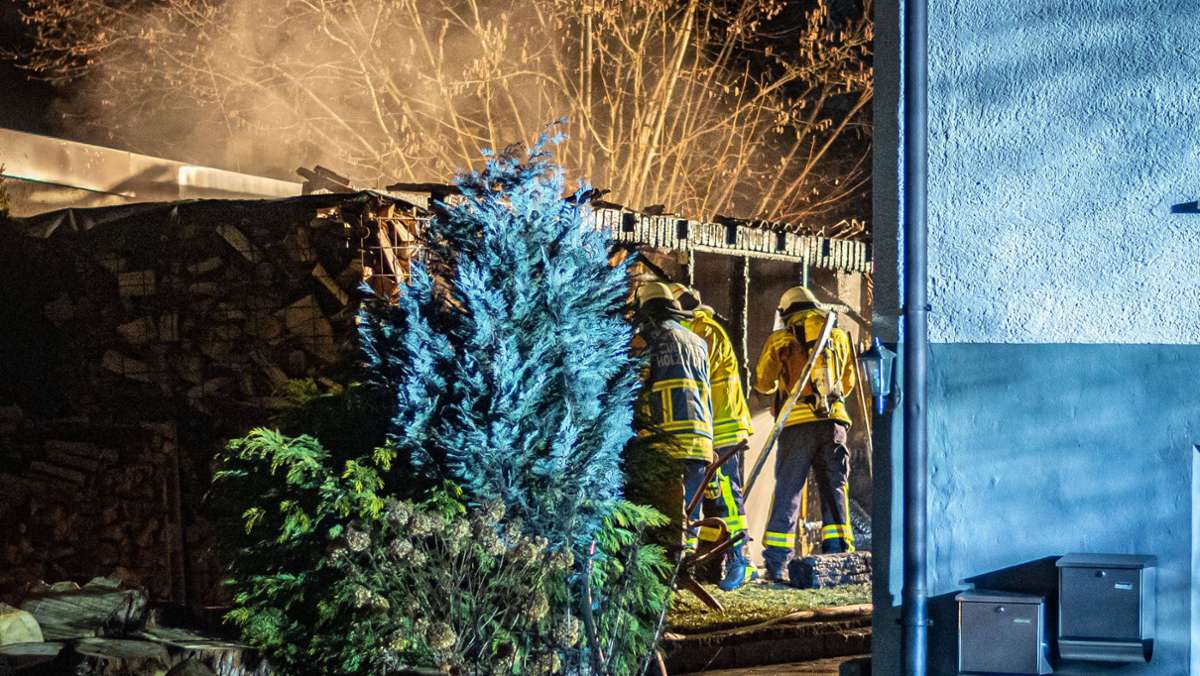  In Holzmaden (Kreis Esslingen) sorgte ein brennender Gartenschuppen am Dienstagabend für einen Feuerwehreinsatz. Die Ursache konnte laut Polizei noch nicht zweifelsfrei geklärt werden. 