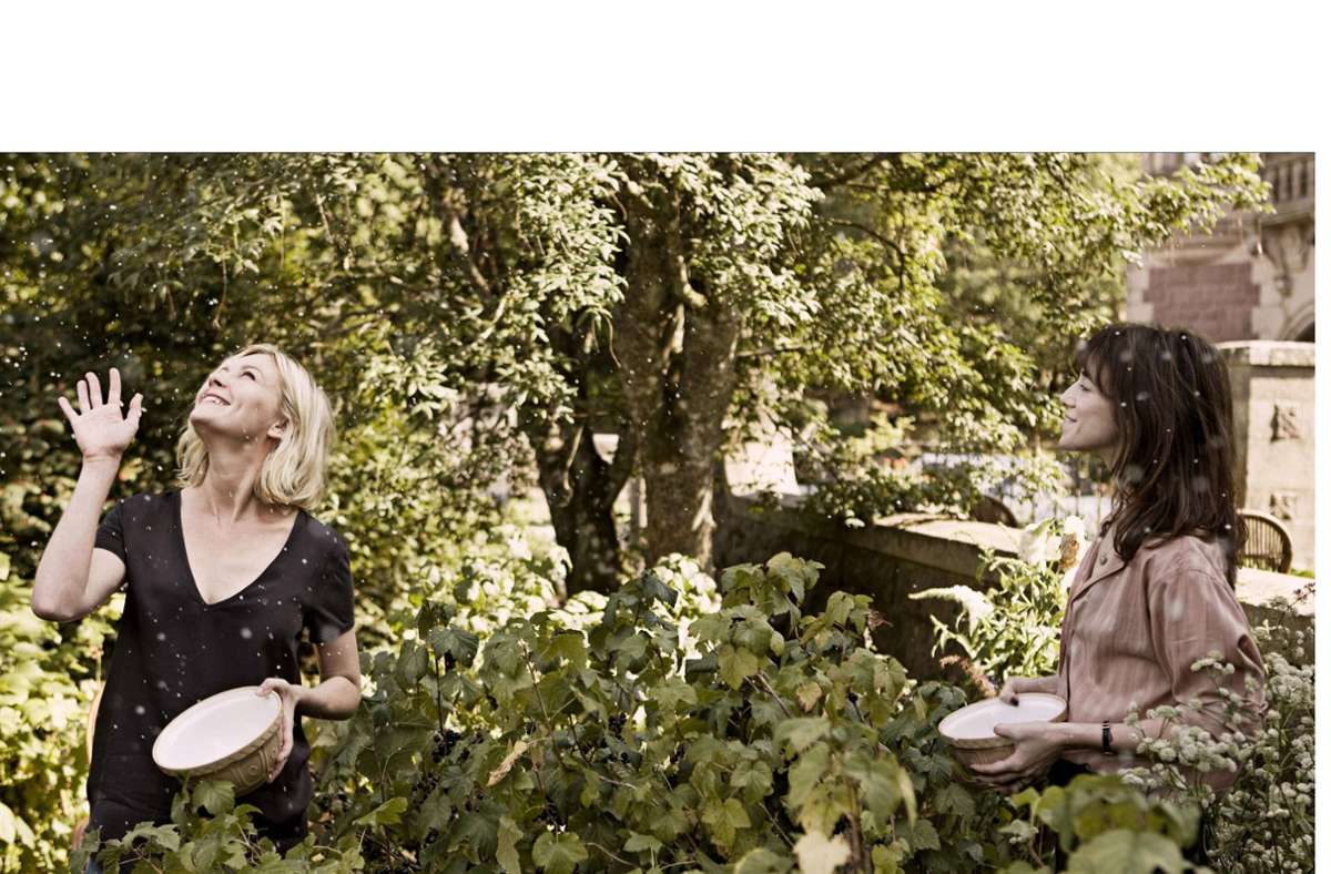Die fröhliche Gartenszene trügt. Kirsten Dunst (li.) und Charlotte Gainsbourg in Lars von Triers Film „Melancholia“ von 2011. . .