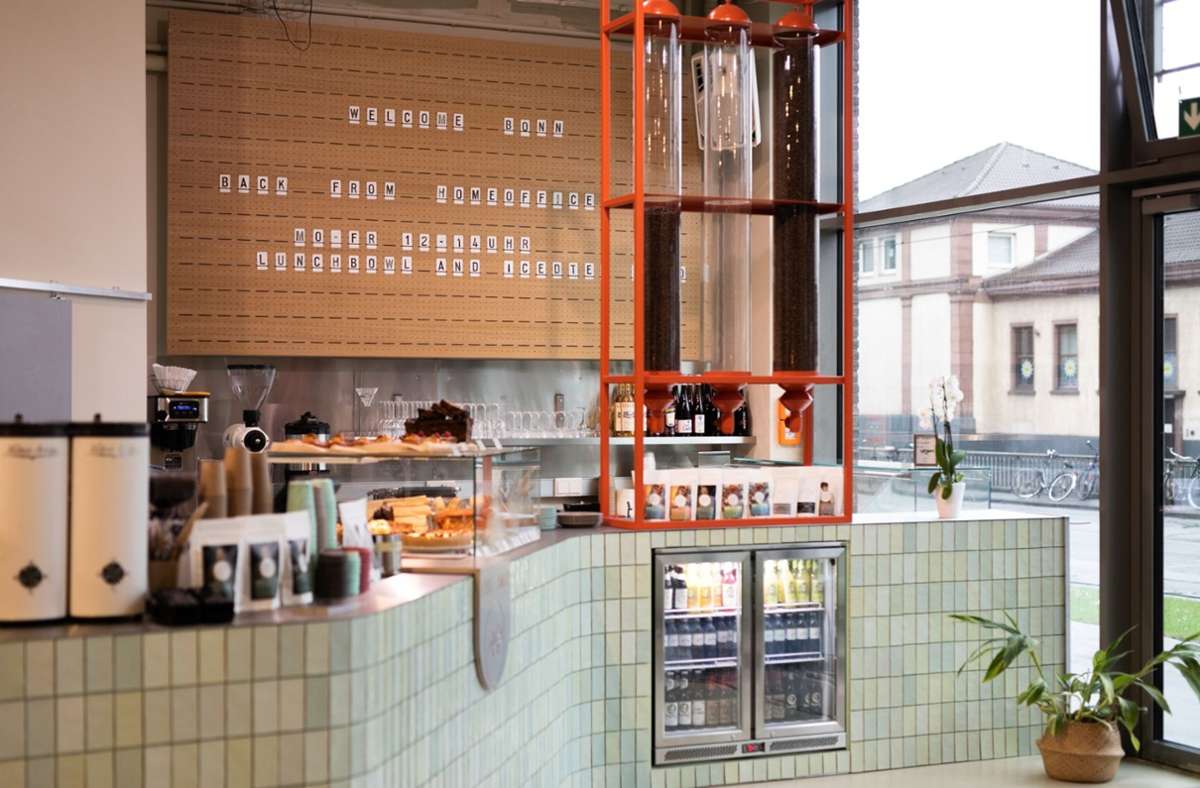 Das Kaffeesaurus ist ein Café in einem Neubau am Bonner Hauptbahnhof, das Interieur hat Lennart Efsing geplant.