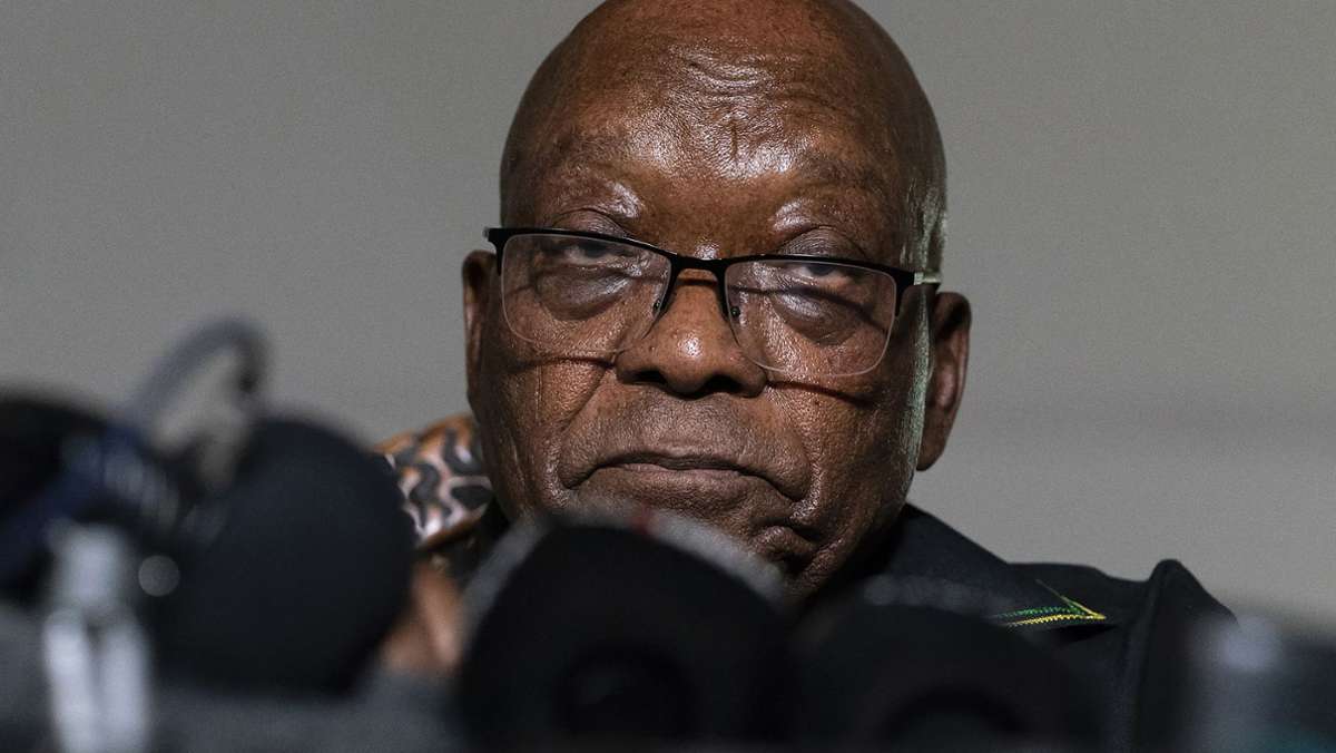  Der Ex-Präsident Südafrikas, Jacob Zuma, muss in Haft. Er hatte sich in einem bizarren Kleinkrieg bis zuletzt dagegen gewehrt. Die Vorwürfe gegen ihn sind kaum zu zählen. 