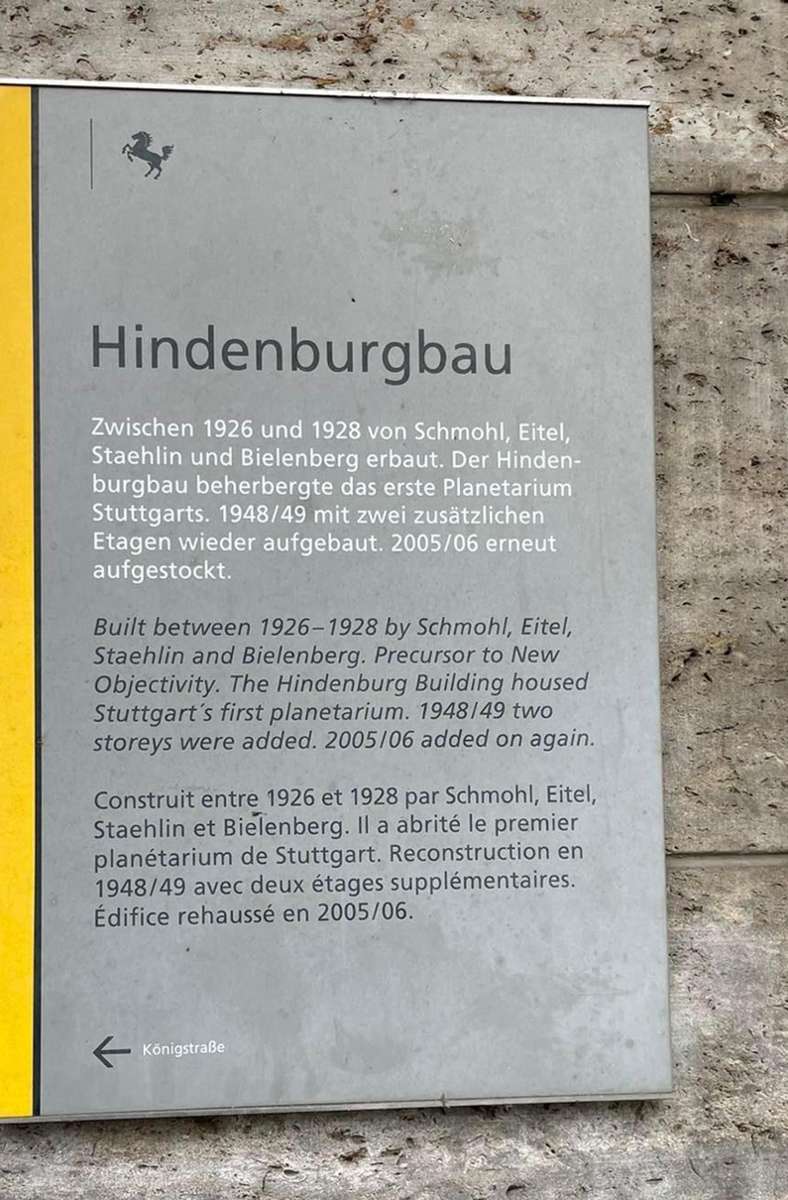 Ein Schild der Stadt Stuttgart mit der Aufschrift „Hindenburgbau“ hängt immer noch an der Fassade des Kulturdenkmals, das 2010 seinen alten Namen aus politischen Gründen verloren hat.