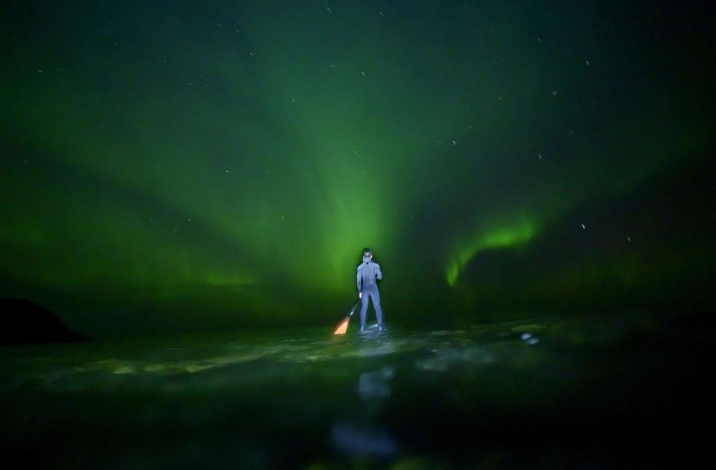 Blick ins Weite: Edi Saswanto vor den Polarlichtern.