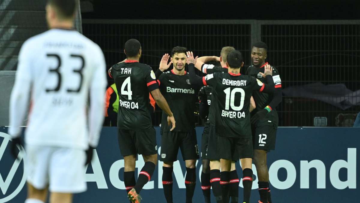  Bayer gerät 0:1 in Rückstand, verliert Nationalspieler Jonathan Tah wegen einer Roten Karte (73.) und siegt am Ende doch souverän. Nach dem Erfolg gegen Eintracht Frankfurt steht Bayer Leverkusen im Pokal-Achtelfinale - und trifft dort auf einen Regionalligisten. 