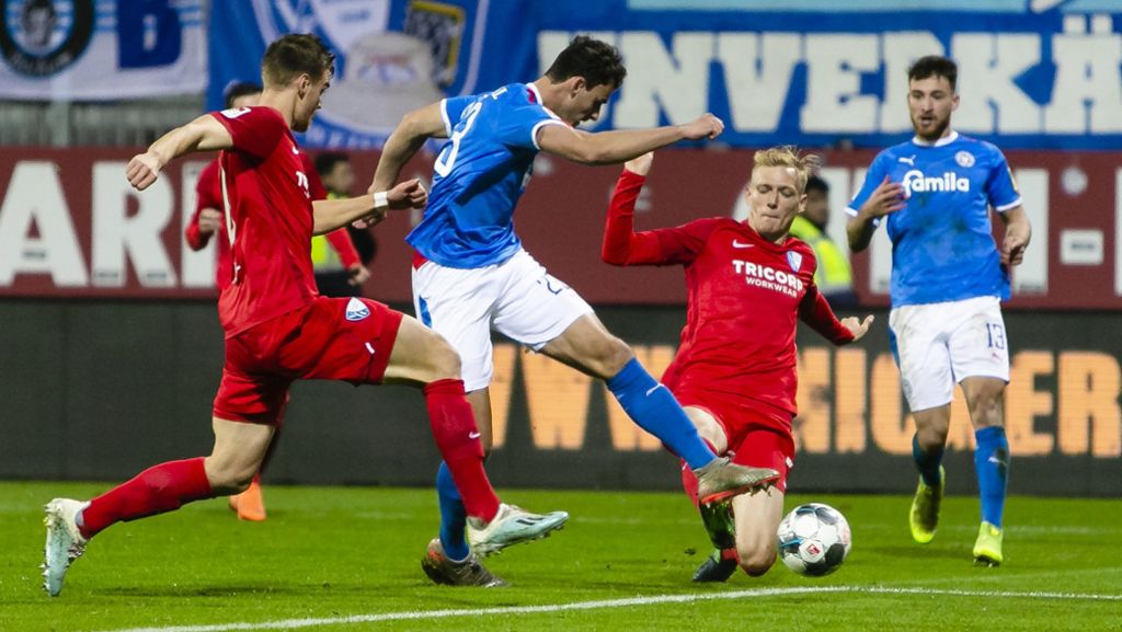 Ergebnisse der 2. Bundesliga: Ersatzspieler stoppt Ball – Kiel siegt trotz irrer Elfmeter-Entscheidung