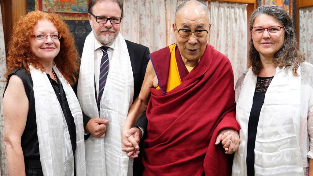  Der Menschenrechtsausschuss des Deutschen Bundestages will auf die Lage in Tibet aufmerksam machen – und hat den Dalai Lama in seinem nordindischen Exil getroffen. 