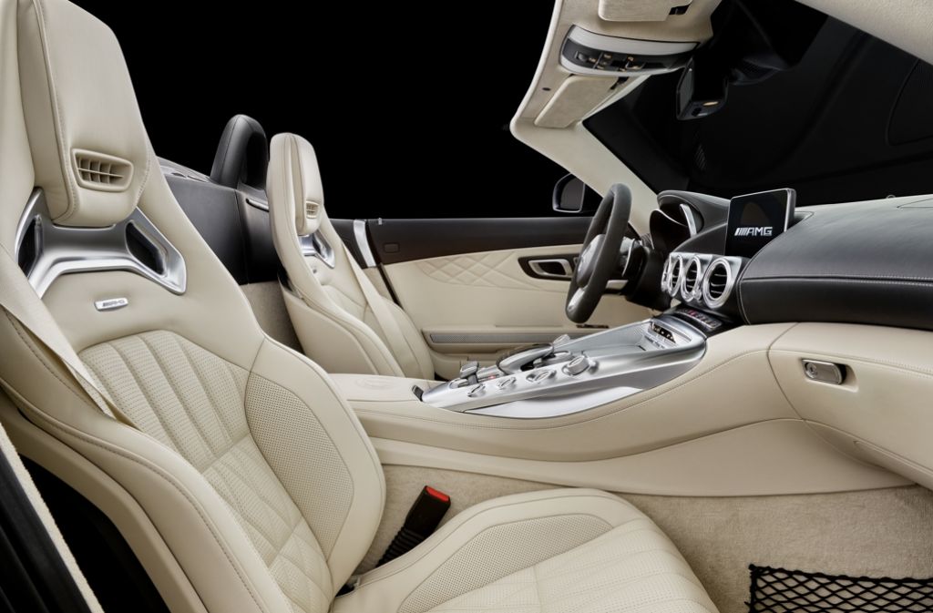 Erstmals sind die optional erhältlichen AMG-Performance-Sitze auch mit einer Kopfraumheizung namens „Airscarf“ sowie einer Sitzklimatisierung erhältlich. Die Temperatur der ausströmenden Warmluft sowie die Intensität der Klimatisierung können in drei Stufen eingestellt werden.