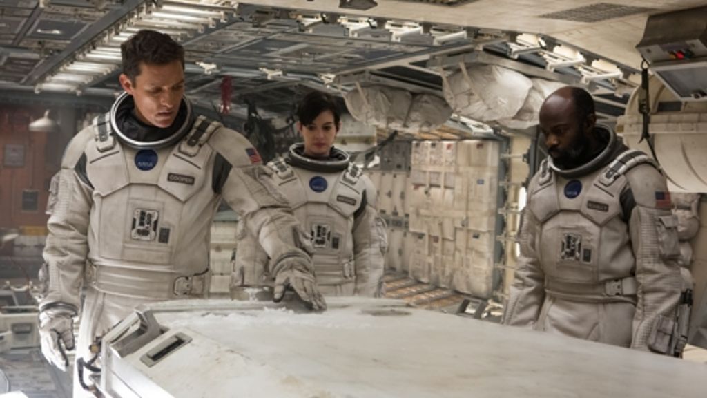  Der Klimawandel lässt in Christopher Nolans anfangs sehr pessimistischem SF-Film die Erde vertrocknen. Eine Handvoll Astronauten wird ausgeschickt, um einen Ersatzplaneten für die Menschheit zu finden. Das wird ein höchst problematisches Unternehmen. 