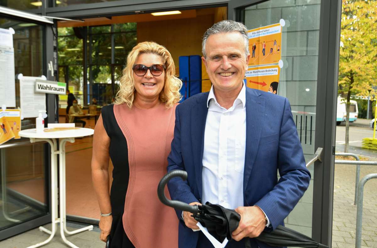 Gudrun und Frank Nopper beim Verlassen des Wahlbüros bei der Bundestagswahl 2021