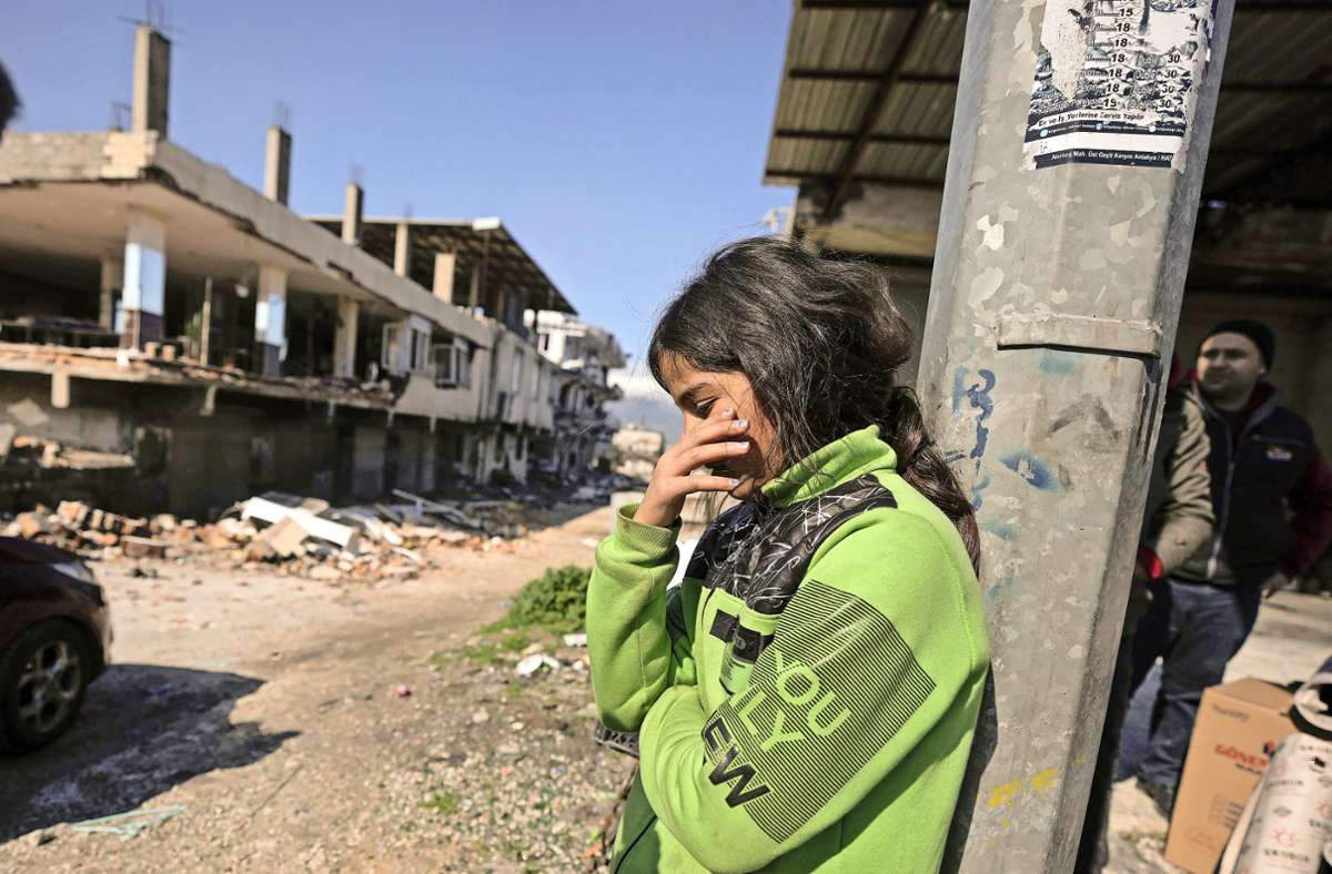 Das Grauen überlebt, doch was wird nun? Ein Mädchen steht zwischen vom Erdbeben zerstörten Gebäudenim türkischen  Antakya. Foto: dpa/Khalil Hamra
