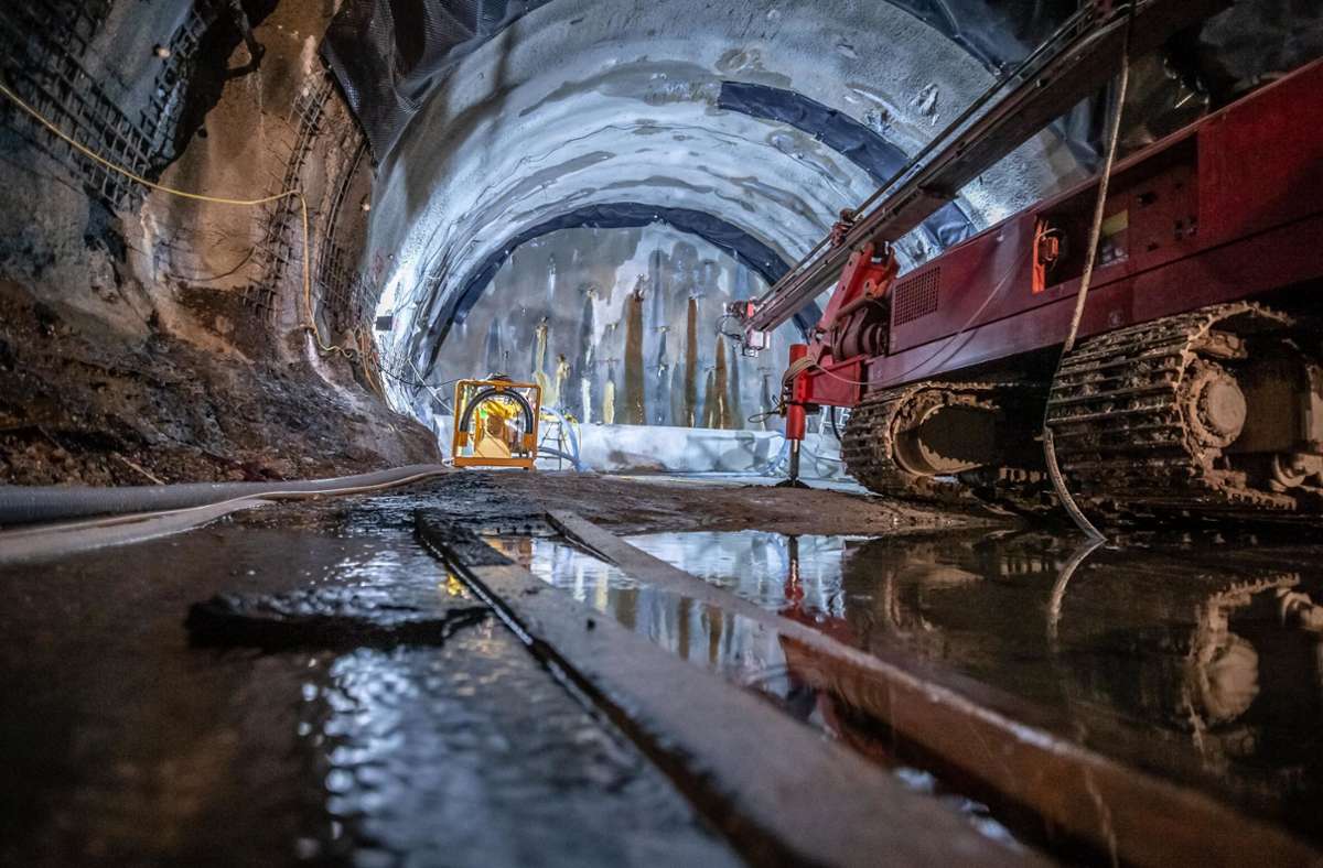 In den Tunneln nach Obertürkheim muss viel Wasser abgepumpt werden. Das erschwert die Bauarbeiten erheblich, verzögert sie und macht sie teurer. Foto: Lichtgut/Julian Rettig