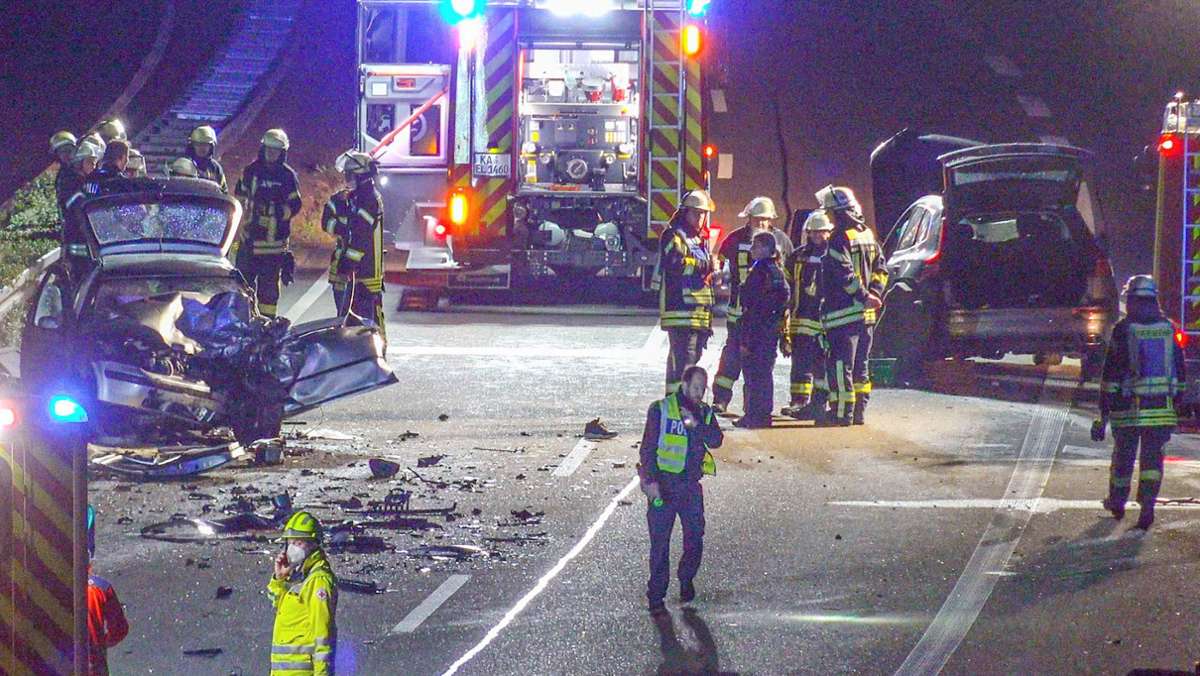 Falschfahrer-Unfall im Kreis Karlsruhe: Autofahrer wendet auf Bundesstraße – ein Mensch stirbt