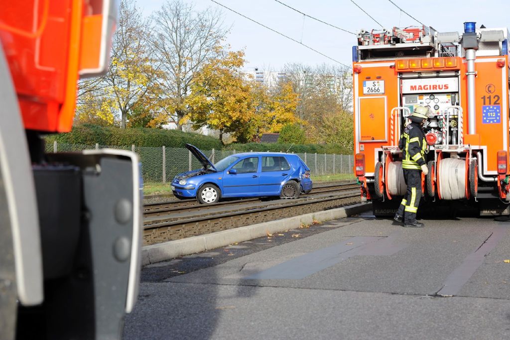 In Freiberg landete am Donnerstagmittag ein Auto im Gleisbett der Stadtbahn.