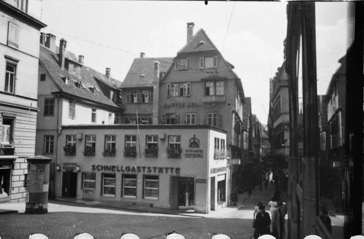 Die Schulstraße war schon damals eine „Fressgasse“. Zeittypisch ist auch die hier gezeigte Schnellgaststätte, davon gab es 1942 mehrere in Stuttgart.