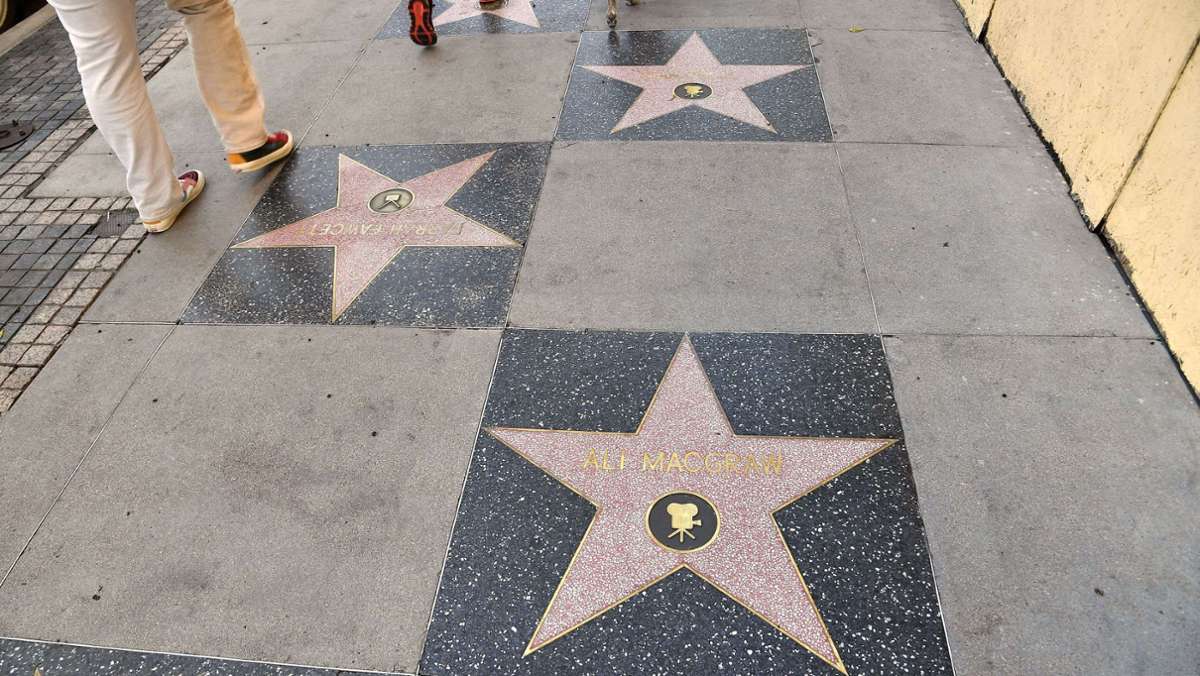  Vor 50 Jahren rührte „Love Story“ Millionen Kinogänger zu Tränen. Jetzt werden die beiden Hauptdarsteller Seite an Seite in Hollywood gefeiert. Ali MacGraw und Ryan O’Neal haben zwei Sterne auf dem „Walk of Fame“. 