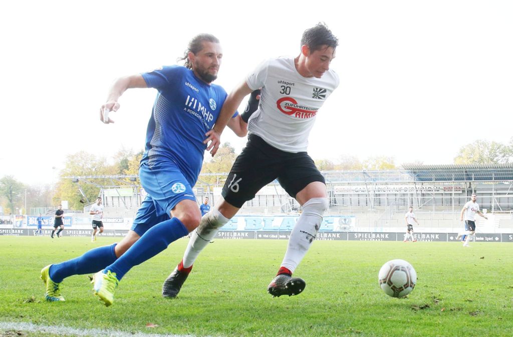 Im Laufduell mit Nicola Leberer vom Oberligarivalen FC 08 Villingen. Das Spiel gewannen die Kickers vergangenen November mit 2:0. Daniel Niedermann und Mijo Tunjic erzielten die Tore.
