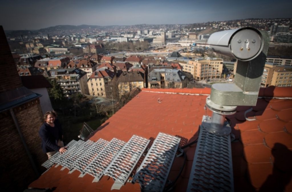 Nur eine schmale Schornsteinfegertreppe führt zu der Kamera auf Tobias Schulz’ Dach.