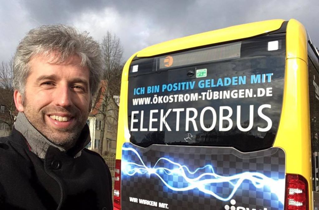 Der Tübinger Oberbürgermeister Boris Palmer freut sich über den neuen Elektrobus. Bald will er nur noch solche Fahrzeuge anschaffen.