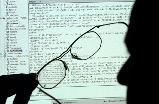 Wer eine digitale Nachricht vom LKA mit dem Betreff „Anzeige wegen Computersabotage“ bekommt, sollte hellhörig werden. Das Landeskriminalamt warnt vor diesen falschen E-Mails (Symbolbild). Foto: dpa