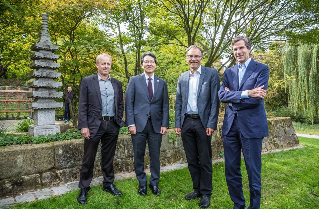 Volker Schirner (Amtsleiter Garten-, Friedhofs- und Forstamt ), Tetsuya Kimura (Generalkonsul), Werner Wölfle (Bürgermeister) und Mathias Kammüller (Honorarkonsul) im Japangarten.