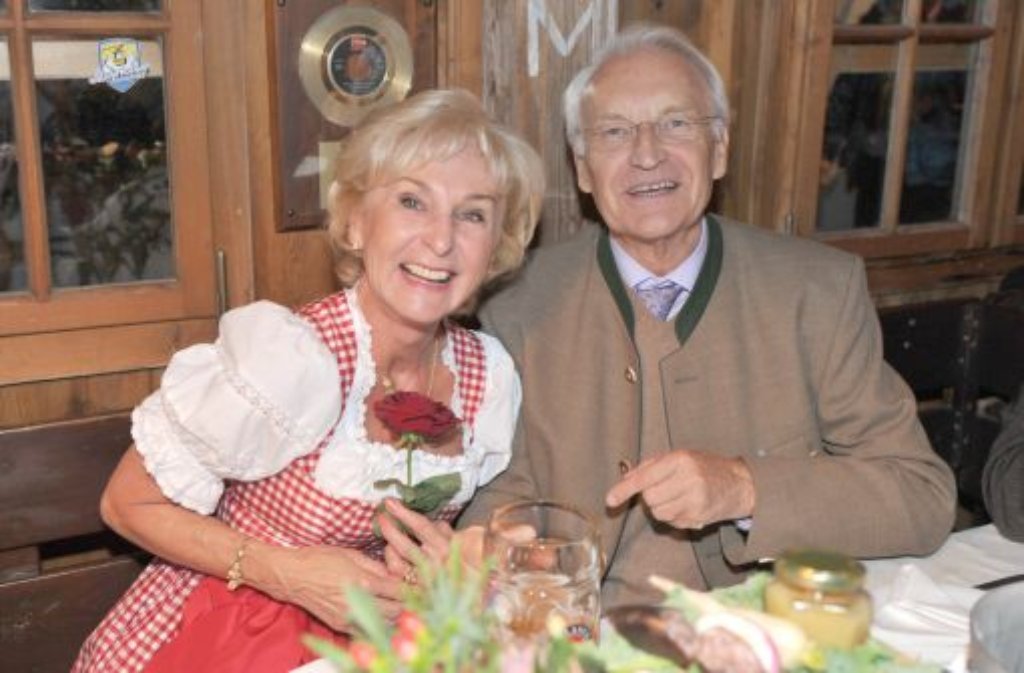 Der ehemalige bayerische Ministerpräsident Edmund Stoiber und seine Frau Karin sind von der Wiesn nicht mehr wegzudenken. Lederhosen und Co. sind zu diesem Anlass einfach Pflicht.