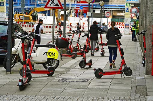 Wild geparkte E-Roller verursachen immer wieder Unfälle. Foto: Andreas Rosar / Fotoagentur-Stuttgart