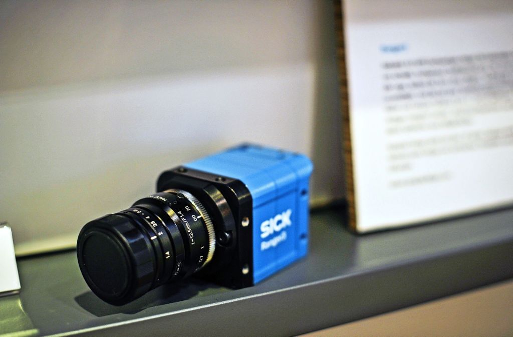 RANGER3Die kleine blaue Kamera Ranger3 leistet in der Industrie großartige Dienste, wenn es bei Fertigungsprozessen um schnelle und genaue Qualitätssicherung geht. Die streamingfähige Kamera von Synapsis Design aus Stuttgart erfasst bei einer Verarbeitungsgeschwindigkeit von 15,4 Gigapixeln laufend die Form eines Objekts. So eröffnet sie Maschinenbauern zahlreiche neue Möglichkeiten.