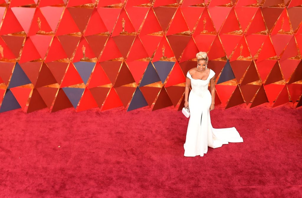 Schneeweiß II: Auch die Sängerin und Schauspielerin Mary J. Blige, die für zwei Oscars für den Film „Mudbound“ nominiert war, entschied sich für die Nicht-Farbe Weiß. Das bestickte Meerjungfrauenkleid von Versace stand ihr gut.