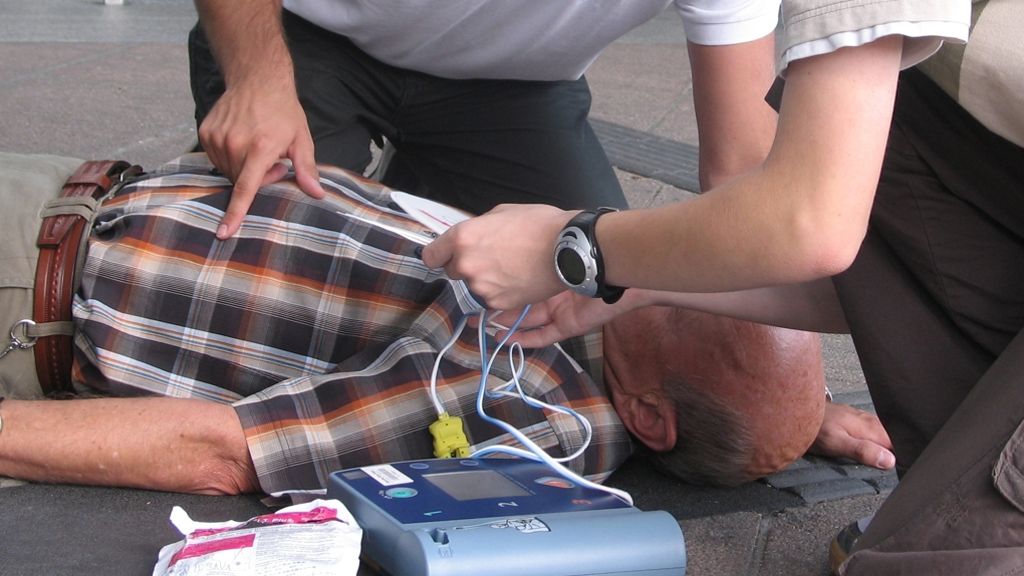 Lebensretter an der Schöttlestraße: Neuer Defibrillatoran der Schöttlestraße